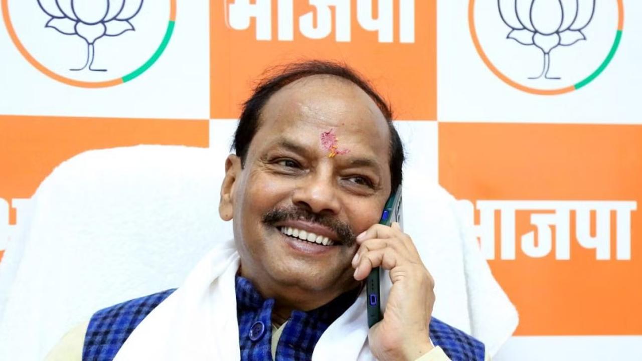 Odisha governor seeking votes for daughter-in-law in Jharkhand