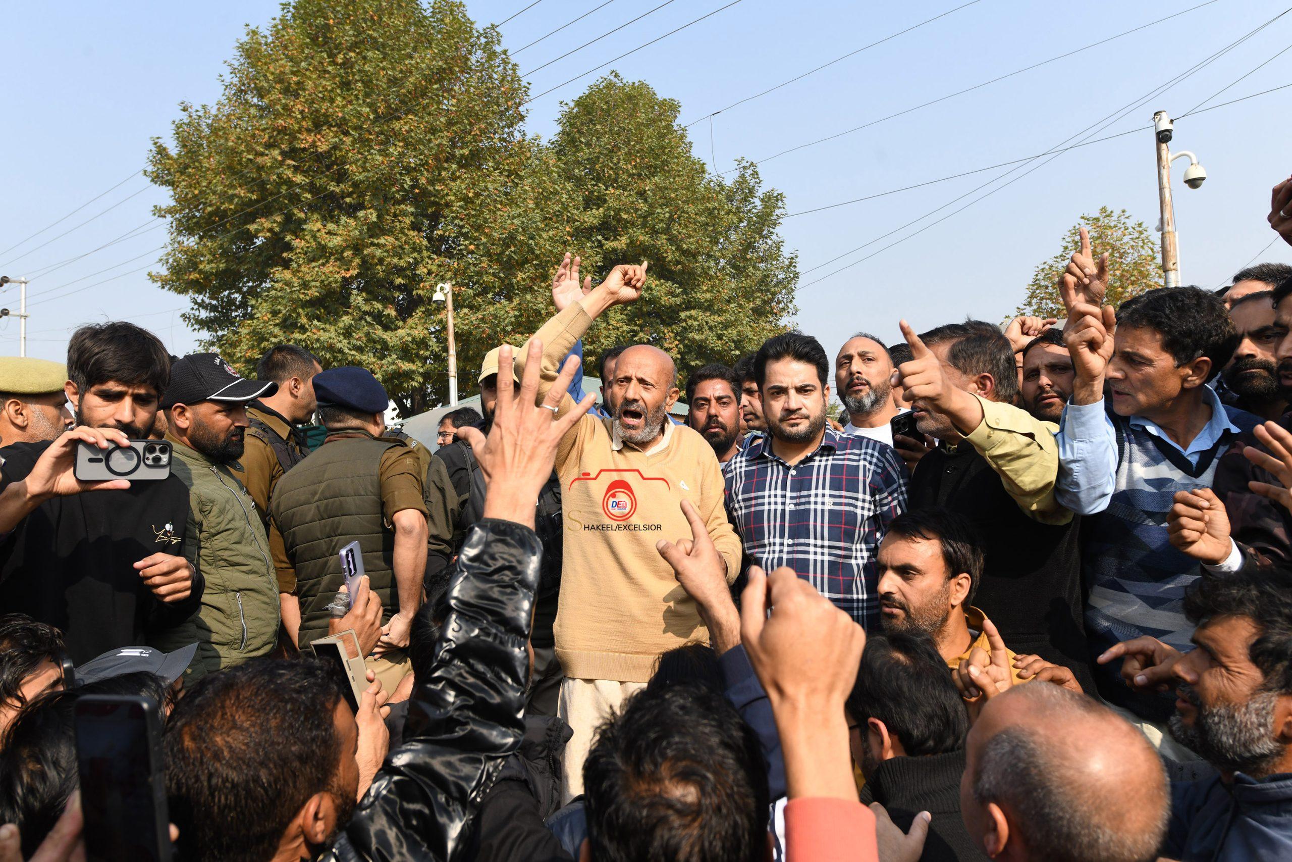 Rashid protests for restoration of Darbar Move
