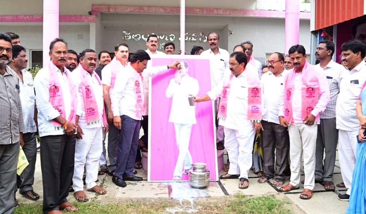 Khammam BRS celebrates TGERC’s rejection to electricity tariff hike