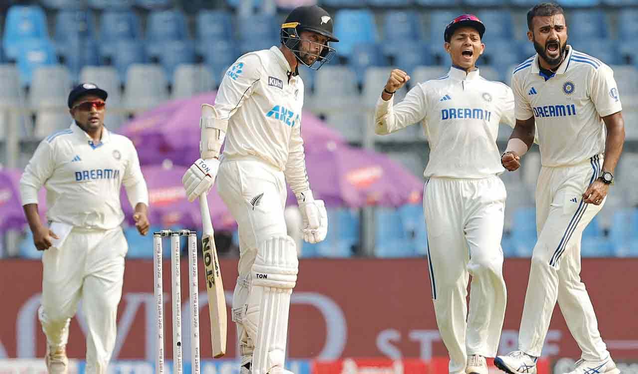 3rd Test: New Zealand at 26/1 at tea after bowling out India for 263