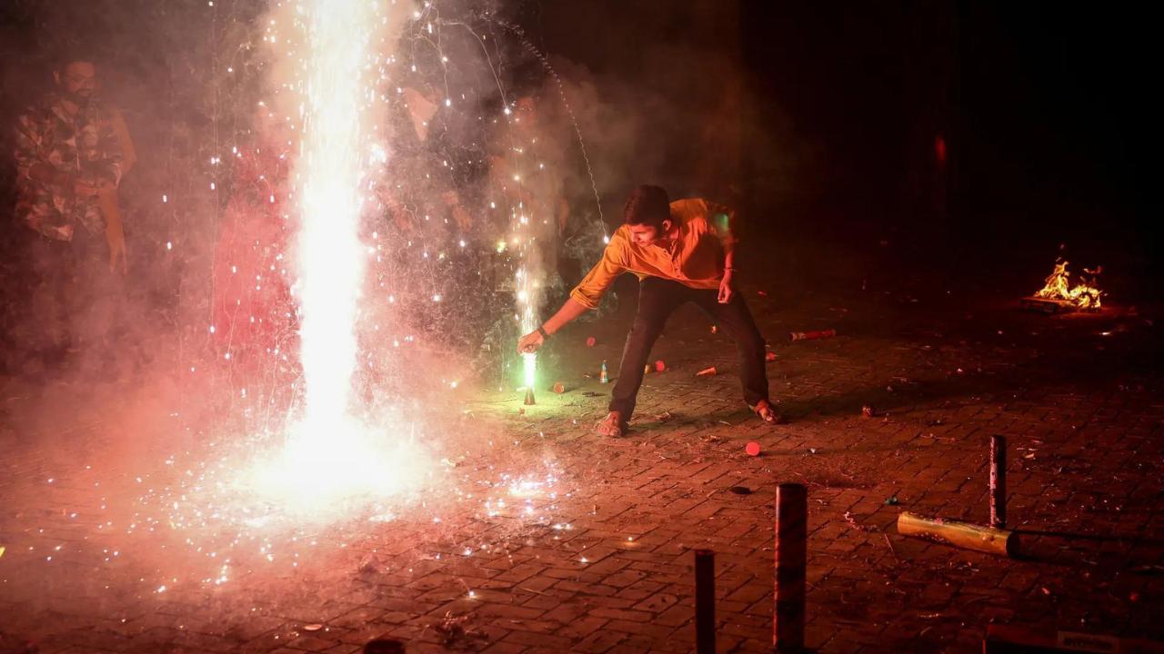 'Ban on firecrackers hardly implemented': SC sends notice to Delhi police, govt
