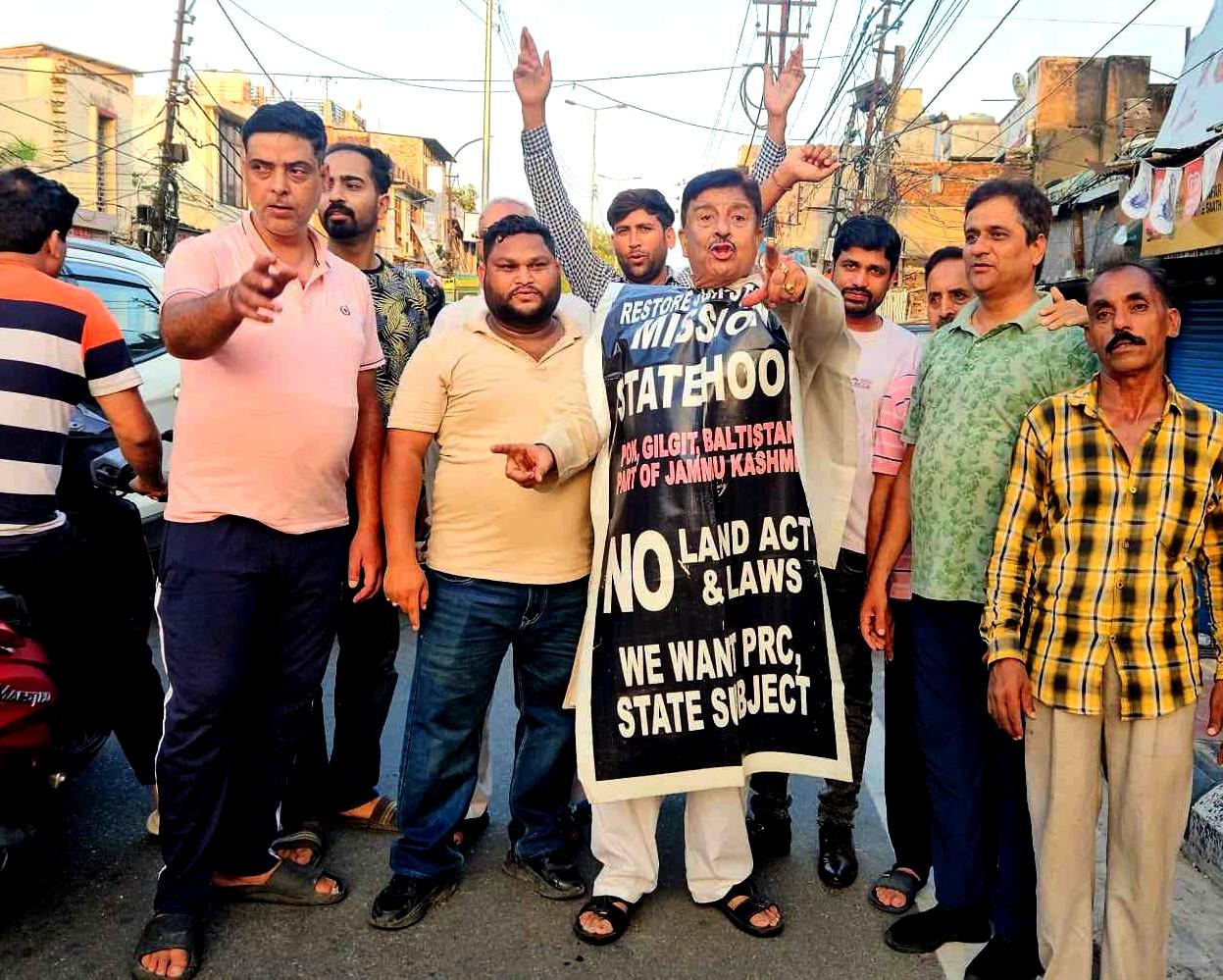 Dimple protests for restoration of statehood