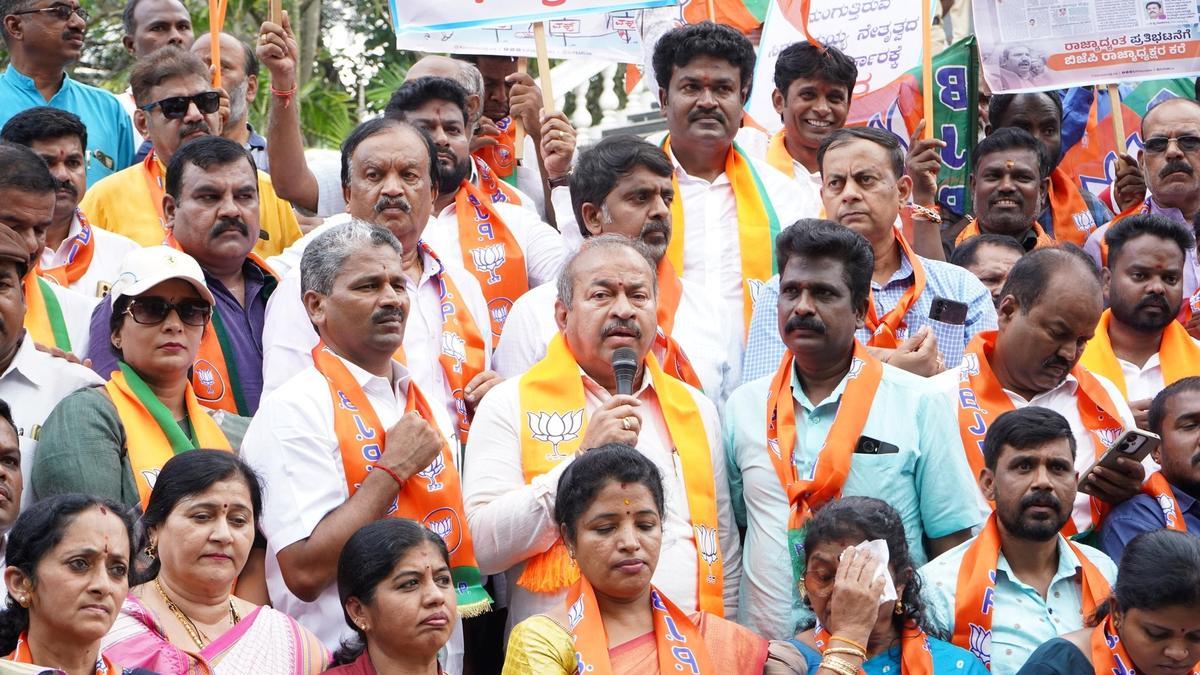 Wakf row: BJP leaders, workers stage protest in Shivamogga