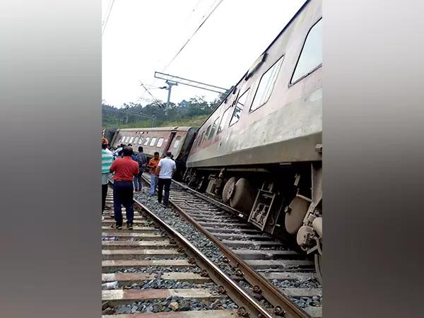 Secunderabad-Shalimar Express derails near Nalpur