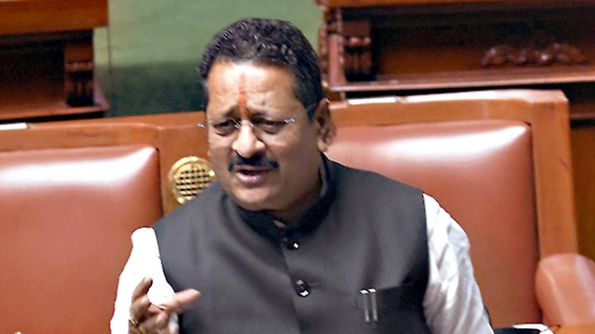 BJP MLA B.P. Yatnal walkes out of event after crowd objects to political speech over mention of Waqf land row